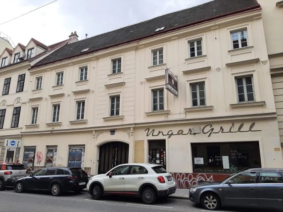 Wiener Zinshausfassade, Beispiel 1