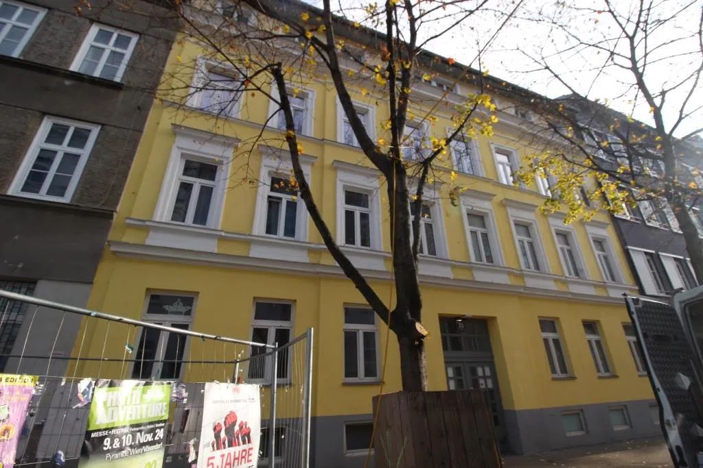 Wiener Zinshausfassade, Beispiel 6